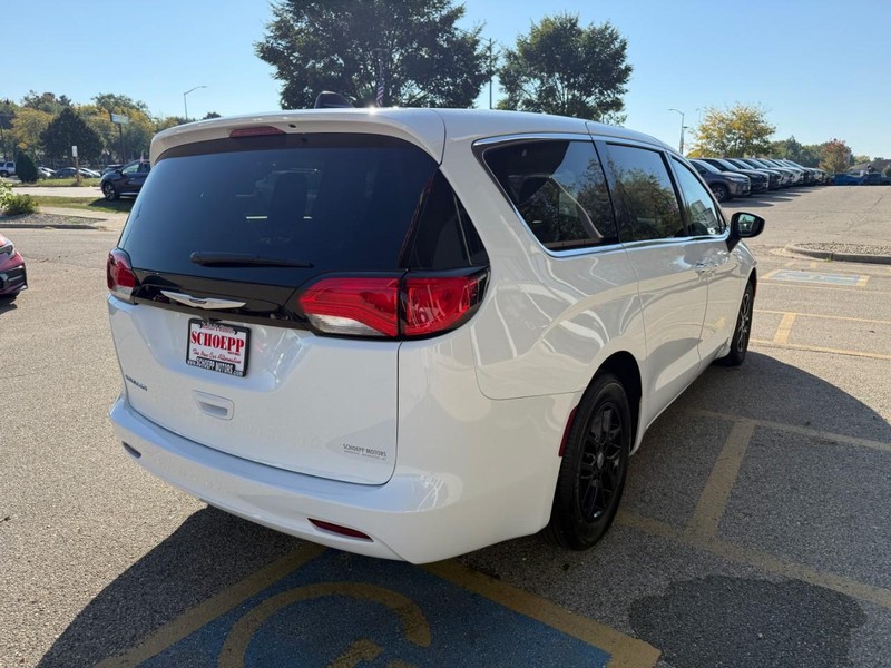 2022 Chrysler Voyager LX photo 5