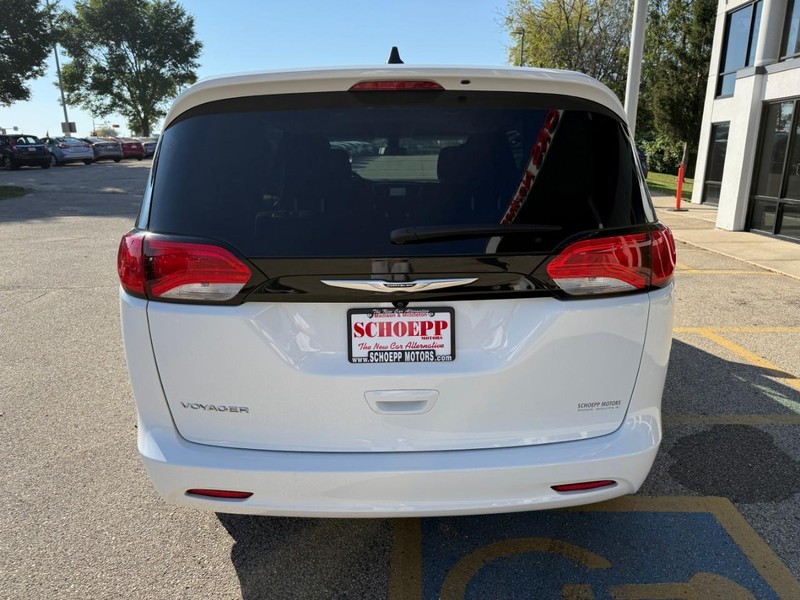 2022 Chrysler Voyager LX photo 6
