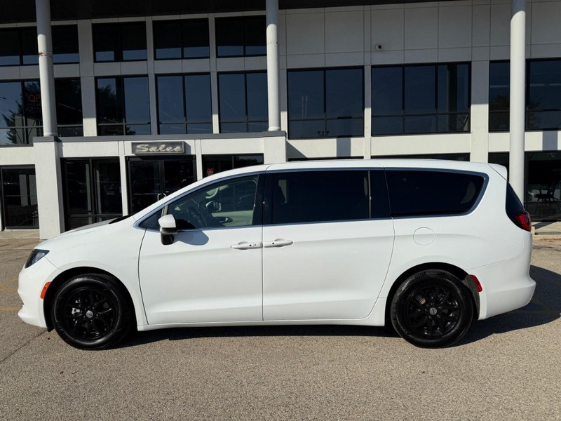 2022 Chrysler Voyager LX photo 8