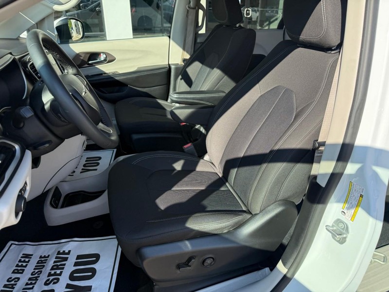 2022 Chrysler Voyager LX photo 9