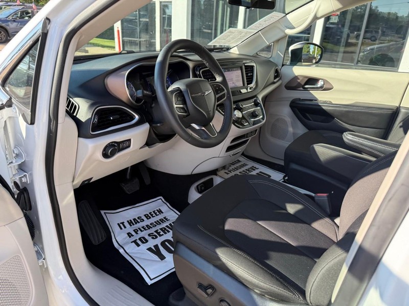 2022 Chrysler Voyager LX photo 10
