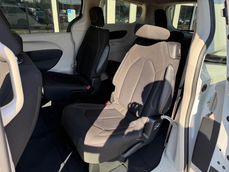 2022 Chrysler Voyager LX photo 11