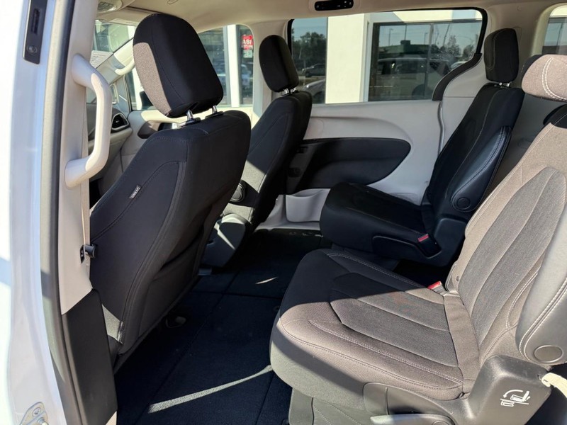 Chrysler Voyager Vehicle Image 12