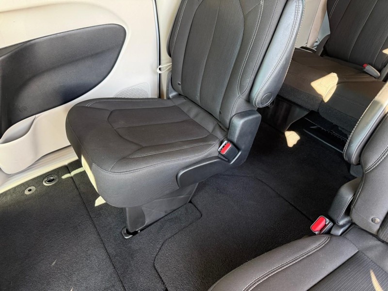 2022 Chrysler Voyager LX photo 12