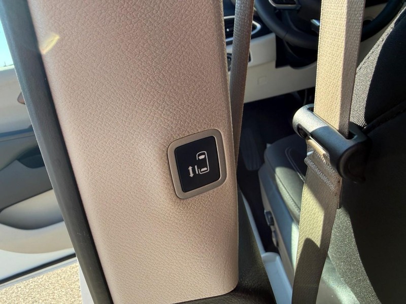 2022 Chrysler Voyager LX photo 14