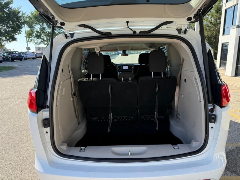 2022 Chrysler Voyager LX photo 15
