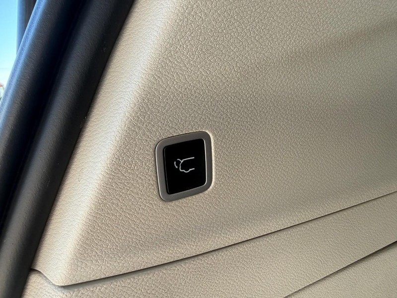 2022 Chrysler Voyager LX photo 16
