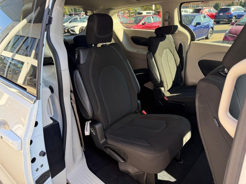 2022 Chrysler Voyager LX photo 17