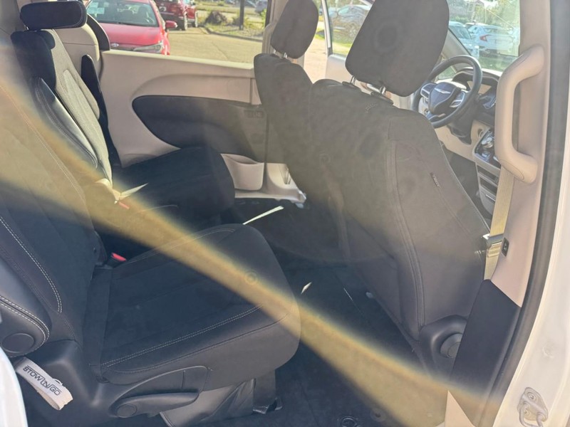 2022 Chrysler Voyager LX photo 18