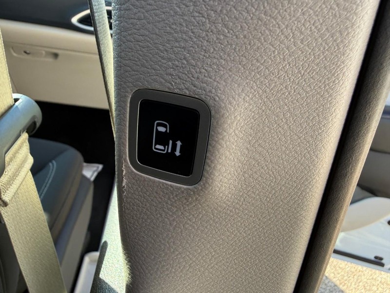 2022 Chrysler Voyager LX photo 19