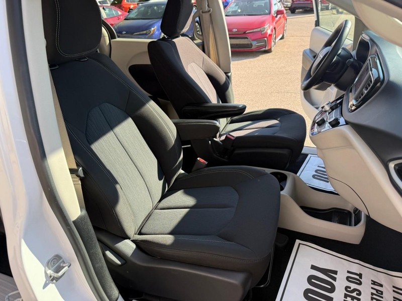 2022 Chrysler Voyager LX photo 20