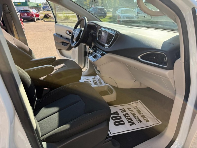 2022 Chrysler Voyager LX photo 21