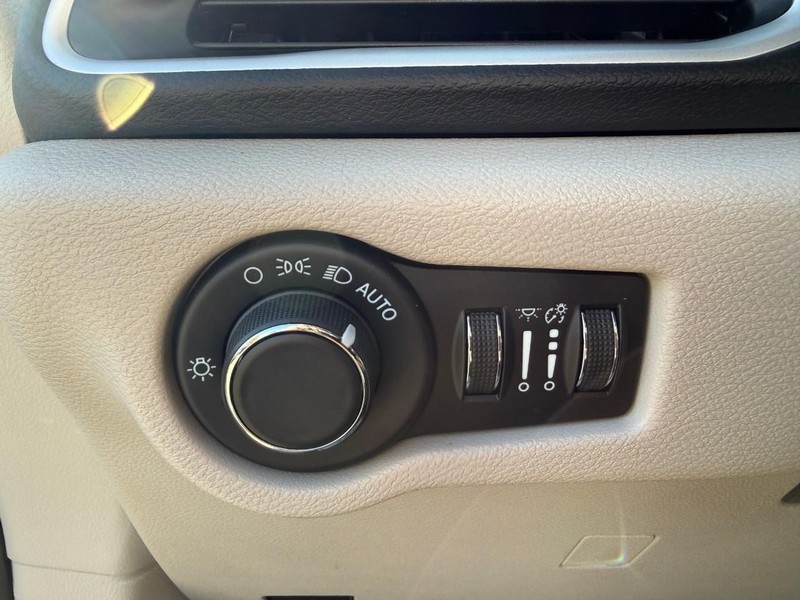 2022 Chrysler Voyager LX photo 22
