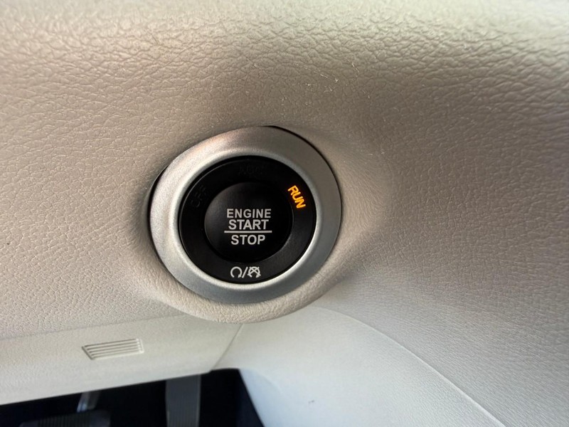 Chrysler Voyager Vehicle Image 30