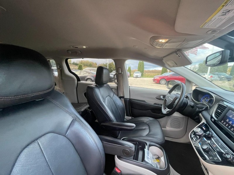 Chrysler Pacifica Vehicle Image 03