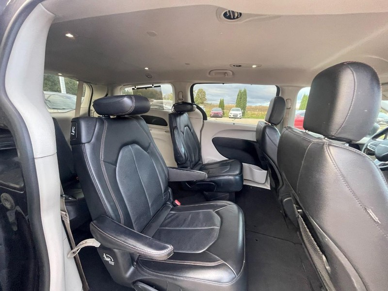 Chrysler Pacifica Vehicle Image 04