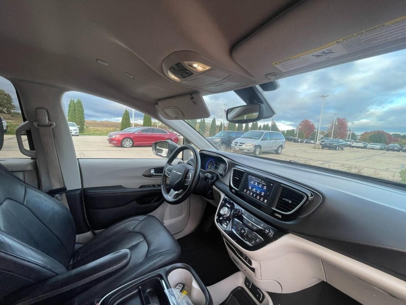 Chrysler Pacifica Vehicle Image 05