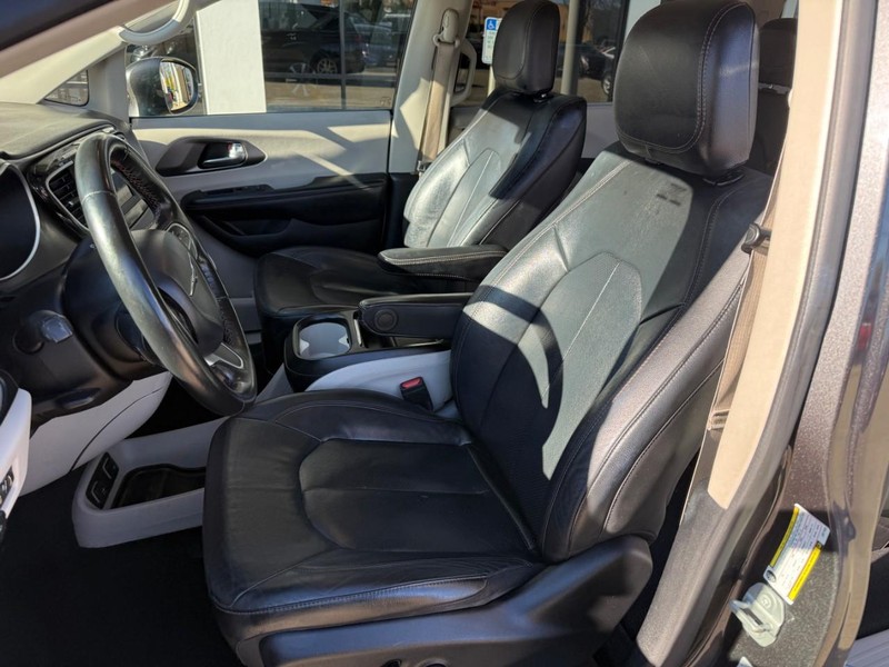 Chrysler Pacifica Vehicle Image 09