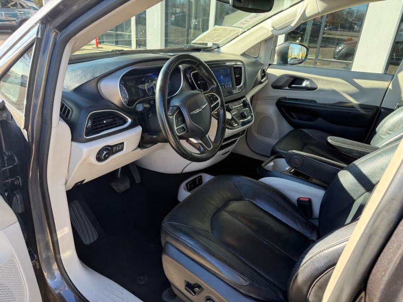 Chrysler Pacifica Vehicle Image 10