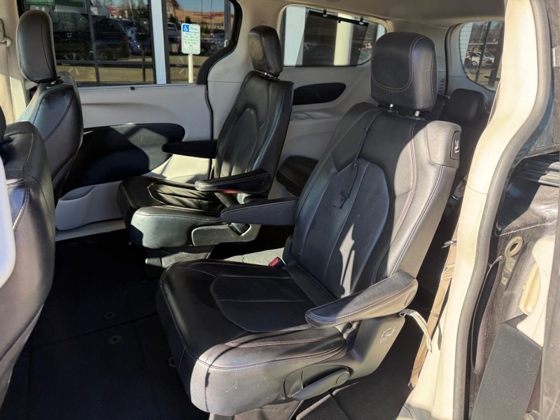 Chrysler Pacifica Vehicle Image 11