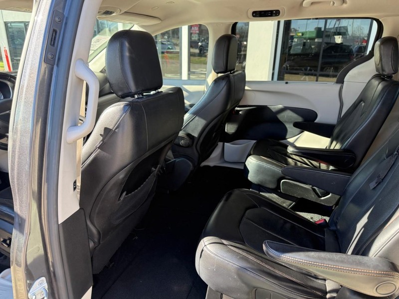 Chrysler Pacifica Vehicle Image 12