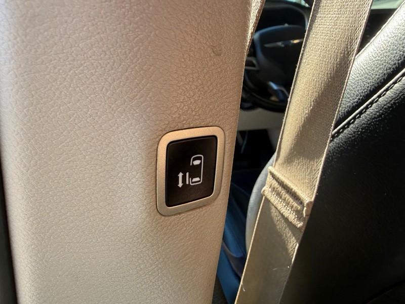 Chrysler Pacifica Vehicle Image 13