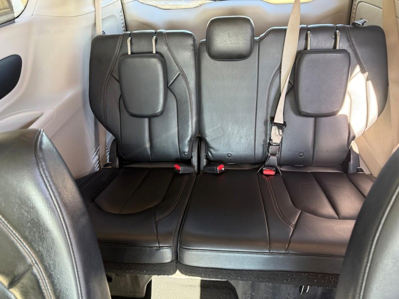 Chrysler Pacifica Vehicle Image 14