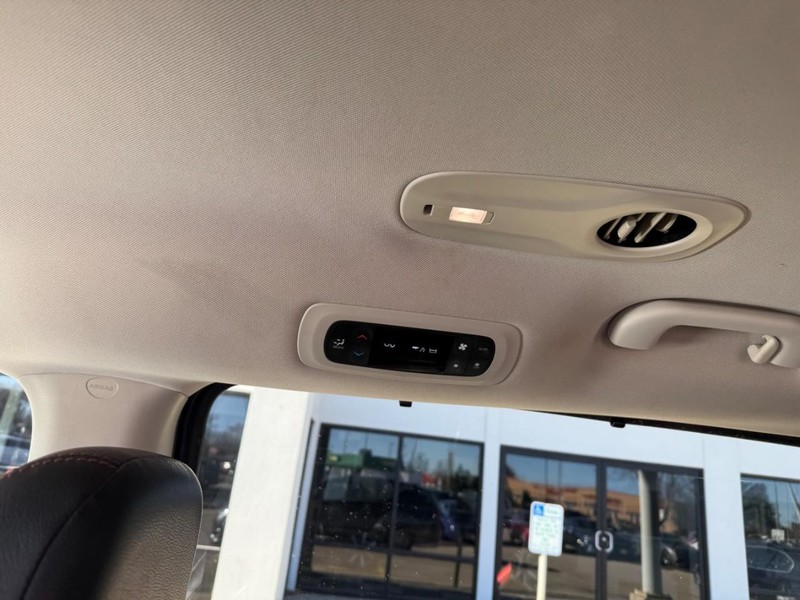 Chrysler Pacifica Vehicle Image 15