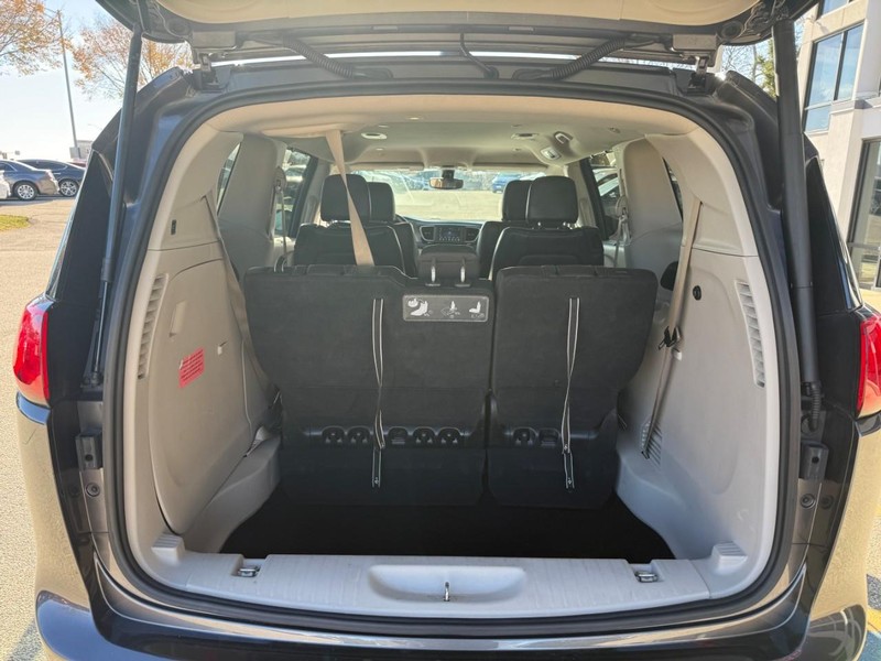 Chrysler Pacifica Vehicle Image 16