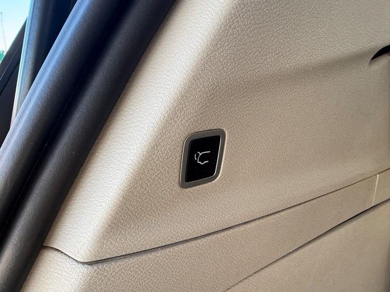 Chrysler Pacifica Vehicle Image 17