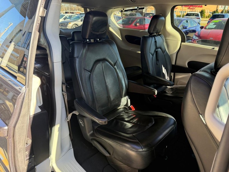 Chrysler Pacifica Vehicle Image 18