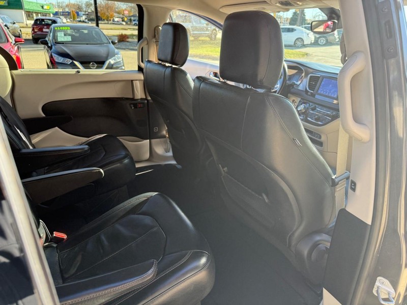 Chrysler Pacifica Vehicle Image 19