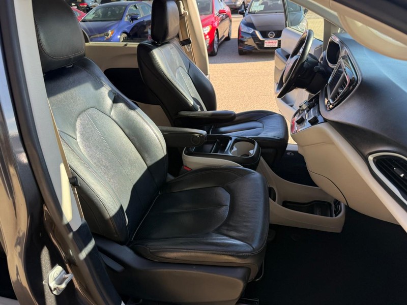 Chrysler Pacifica Vehicle Image 20