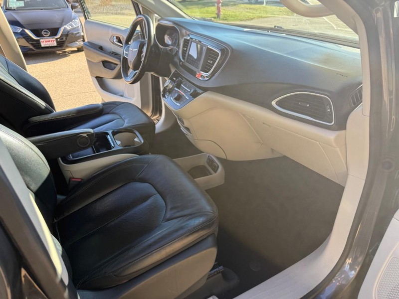 Chrysler Pacifica Vehicle Image 21