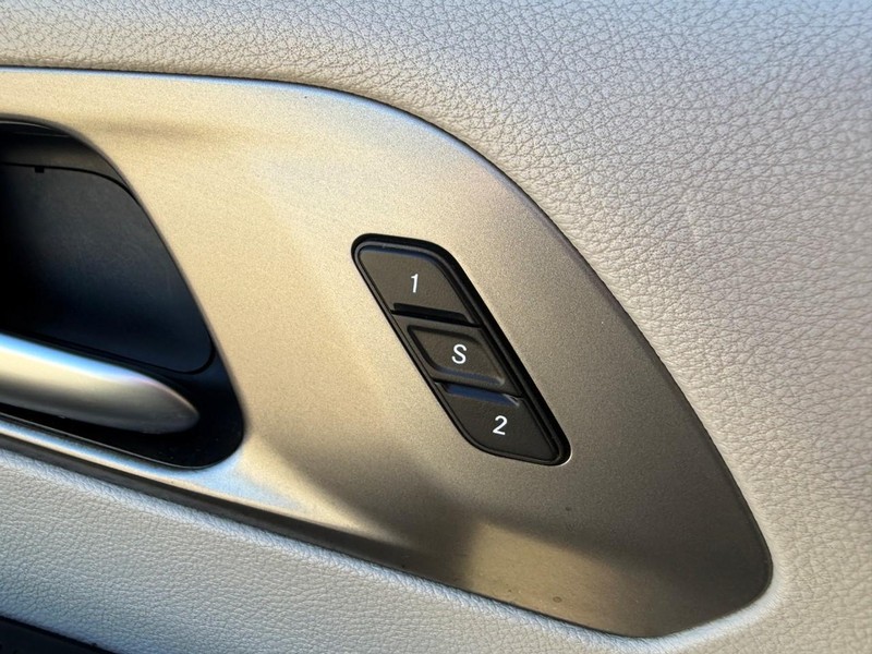 Chrysler Pacifica Vehicle Image 22