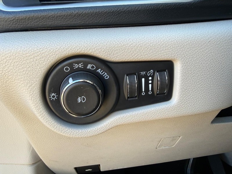 Chrysler Pacifica Vehicle Image 23