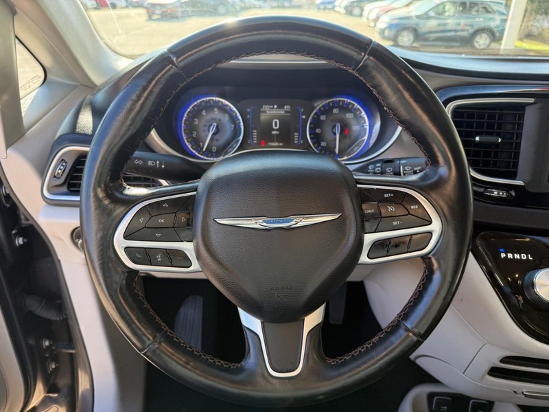 Chrysler Pacifica Vehicle Image 24