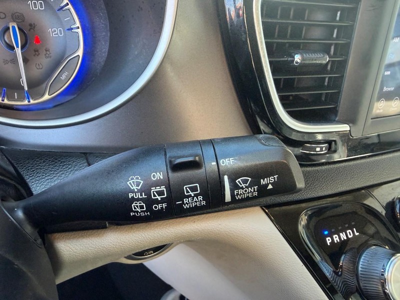 Chrysler Pacifica Vehicle Image 27