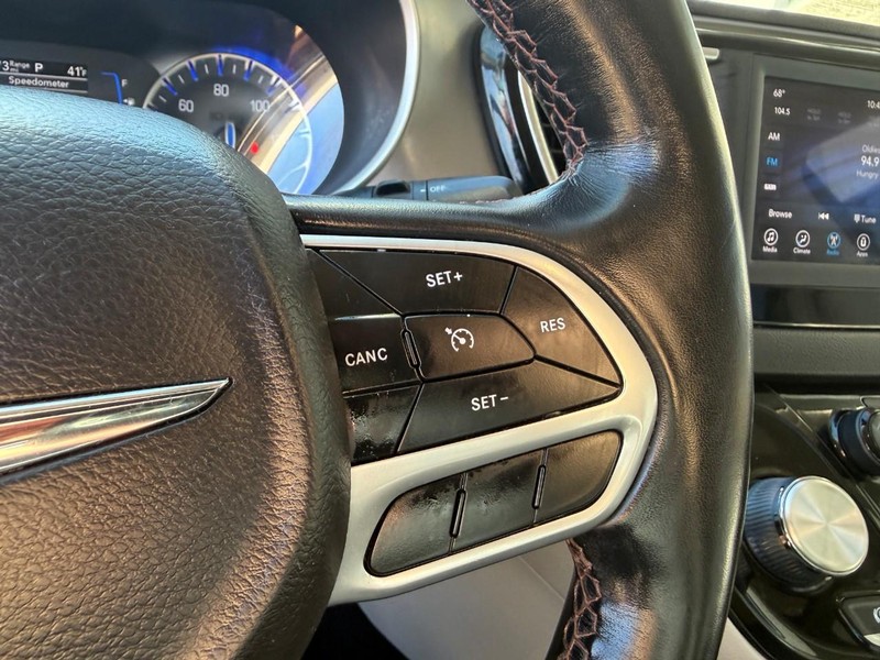 Chrysler Pacifica Vehicle Image 28