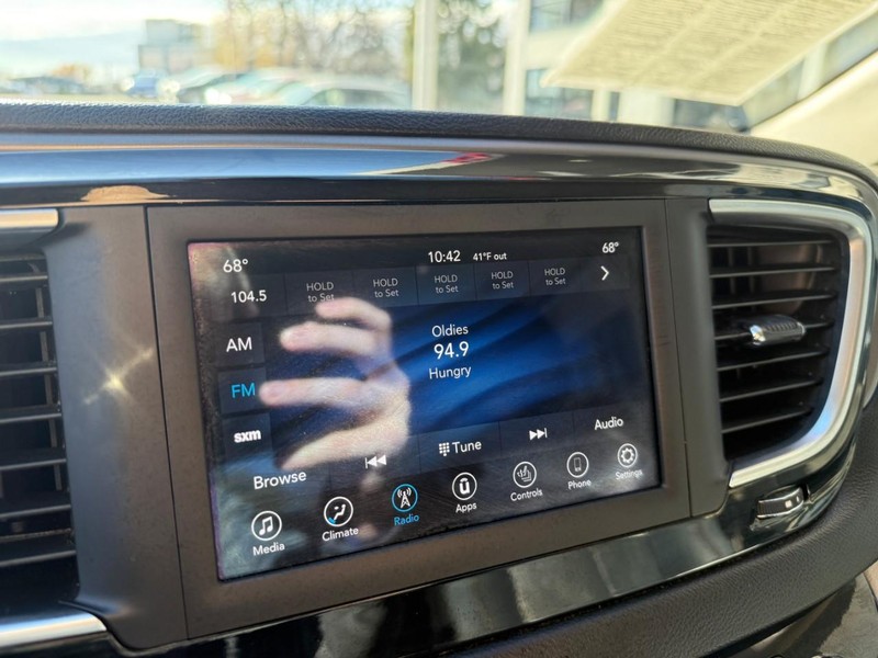 Chrysler Pacifica Vehicle Image 29