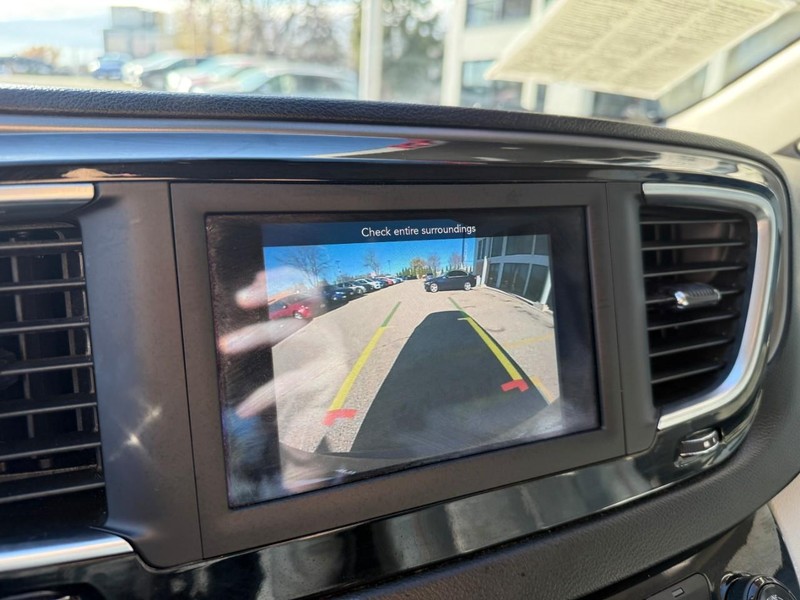 Chrysler Pacifica Vehicle Image 30