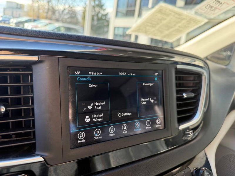 Chrysler Pacifica Vehicle Image 31