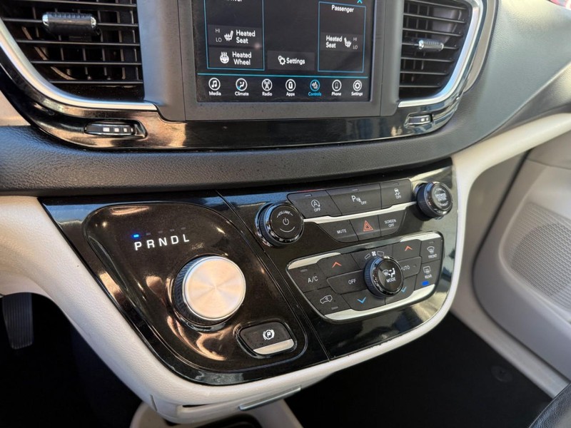 Chrysler Pacifica Vehicle Image 32