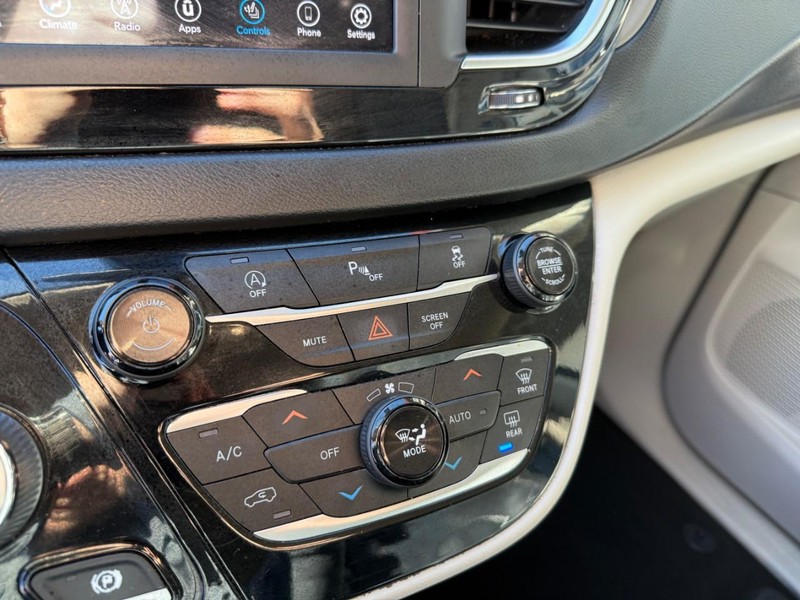 Chrysler Pacifica Vehicle Image 33