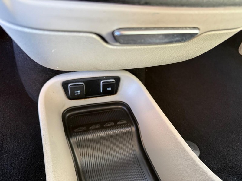 Chrysler Pacifica Vehicle Image 35