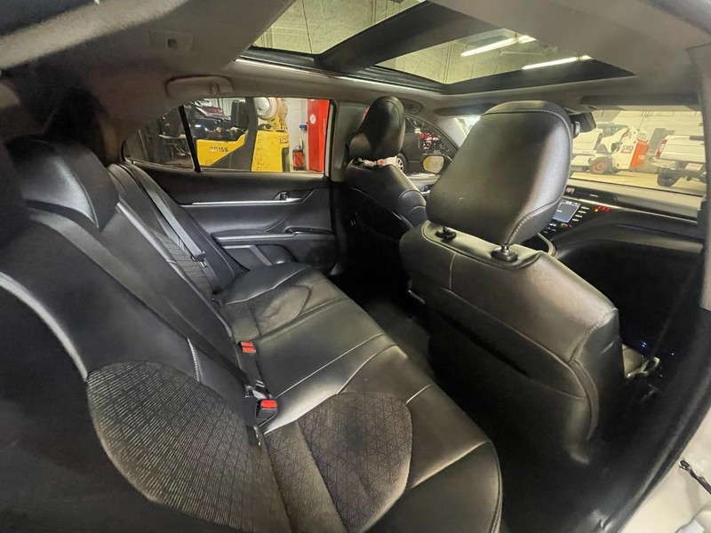 Toyota Camry Vehicle Image 14