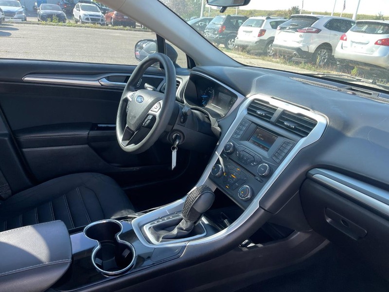 Ford Fusion Vehicle Image 02