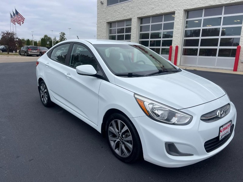 Hyundai Accent 4-Door Vehicle Image 02