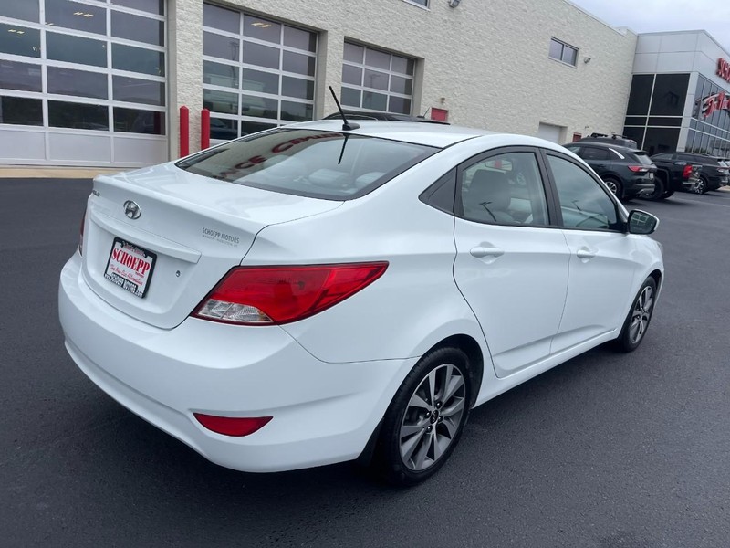 Hyundai Accent 4-Door Vehicle Image 03