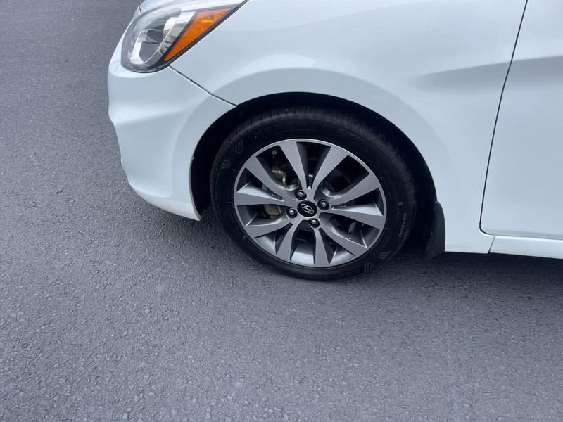 Hyundai Accent 4-Door Vehicle Image 06